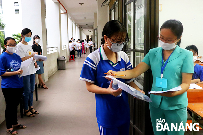 Candidates are called upon to enter an exam room. Photo: NGOC HA