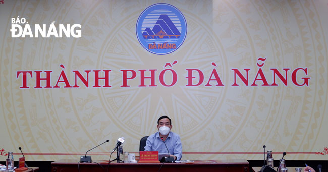 Chủ tịch UBND thành phố Lê Trung Chinh chủ trì cuộc họp phòng, chống Covid-19 chiều 7-7. Ảnh: PHAN CHUNG