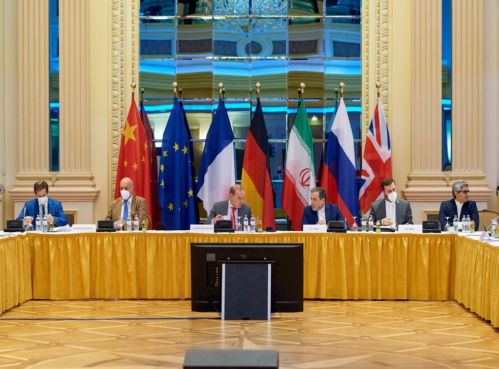 Các nhà ngoại giao tham gia đàm phán về thỏa thuận hạt nhân Iran ở Vienna (Áo) vào tháng 6-2021. Ảnh: Reuters	