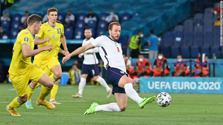 Ngoài trận thắng Ukraine (áo vàng) trên sân Roma, Kane (áo trắng) và các tuyển thủ Anh đều được thi đấu trên sân nhà Wembley trong toàn bộ các trận đấu tại EURO 2020. Ảnh: CNN