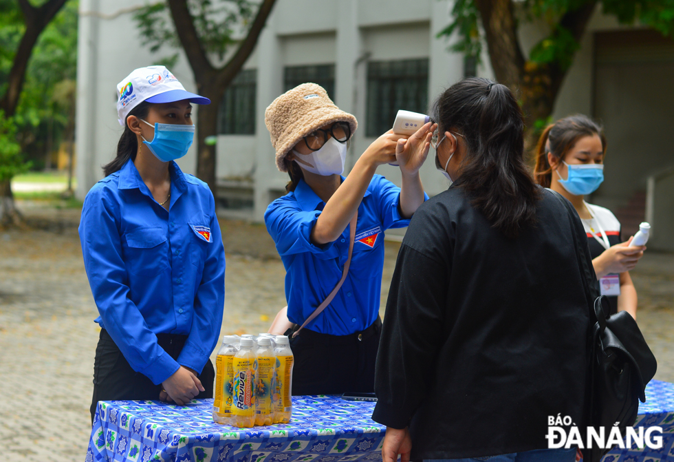 Hai Chau District’s Youth Union members serve as volunteers at an exam venue set at the Phan Chau Trinh Senior High School.