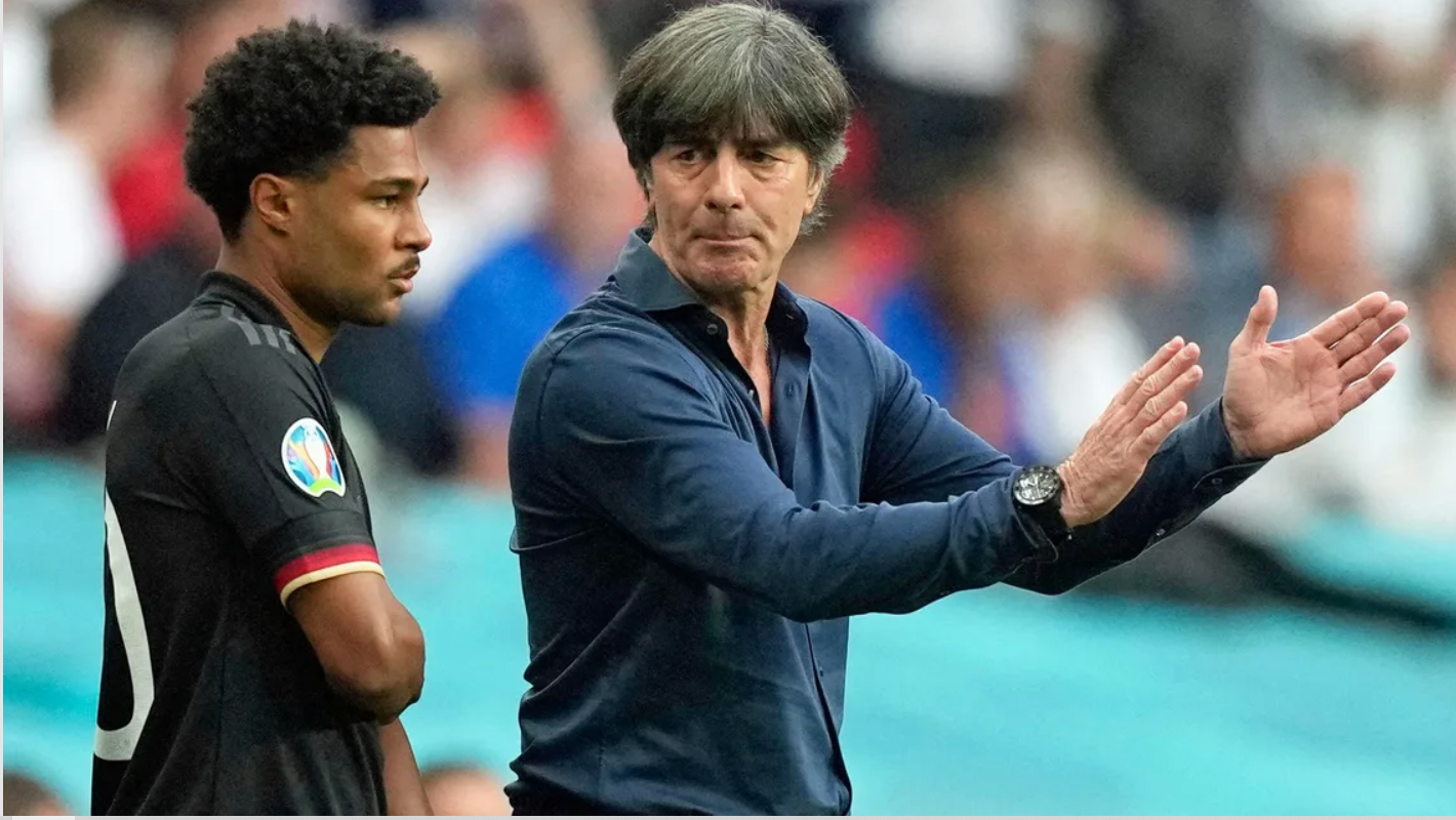 Sự bảo thủ kéo dài của HLV Joachim Loew (phải) khiến bóng đá Đức gánh chịu những thất bại thảm hại tại 2 giải đấu lớn liên tiếp. Ảnh: BUNDESLIGA