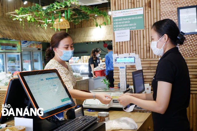 Khách hàng thanh toán bằng thẻ ATM tại Cửa hàng Thực phẩm sạch An Phú Farm - Phú Gia Compound (144 Ông Ích Khiêm, quận Thanh Khê). Ảnh: MAI HIỀN
