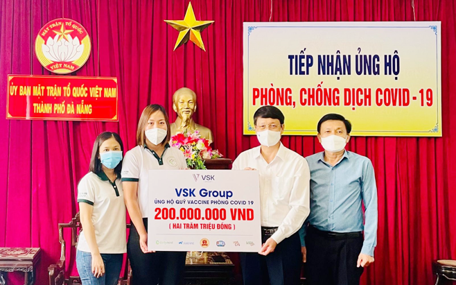 Chủ tịch Ủy ban MTTQ Việt Nam thành phố Ngô Xuân Thắng (thứ 2, phải sang) tiếp nhận kinh phí ủng hộ Quỹ vắc-xin phòng, chống Covid-19 từ doanh nghiệp. 
