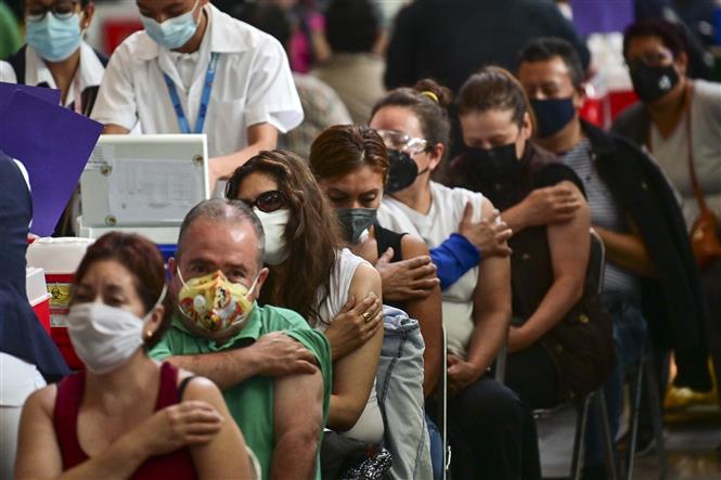 Người dân tại khu vực chờ sau khi tiêm vaccine phòng COVID-19 tại Mexico City, Mexico, ngày 6/7/2021. Ảnh: AFP/ TTXVN