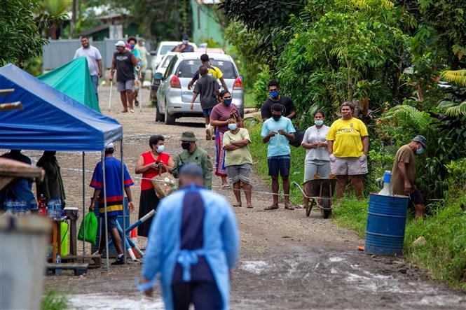 Người dân đeo khẩu trang phòng dịch COVID-19 tại Suva, Fiji, ngày 3/7/2021. Ảnh: TTXVN phát