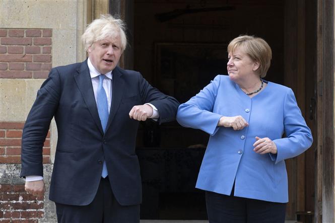 Thủ tướng Anh Boris Johnson (trái) và Thủ tướng Đức Angela Merkel trong cuộc gặp tại Chequers, Buckinghamshire, ngày 2/7/2021. Ảnh: AFP/ TTXVN