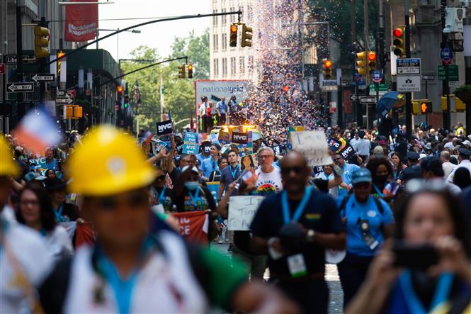 Ngày 7/7/2021, hàng trăm người lao động thuộc các ngành nghề thiết yếu của New York (Mỹ) đã xuống đường diễu hành tôn vinh những “anh hùng” đời thường đang hàng ngày hàng giờ giúp thành phố vượt qua đại dịch COVID-19. Đoàn người đã tập trung tại phía Nam của phố Broadway ở Manhattan vốn được biết đến là 