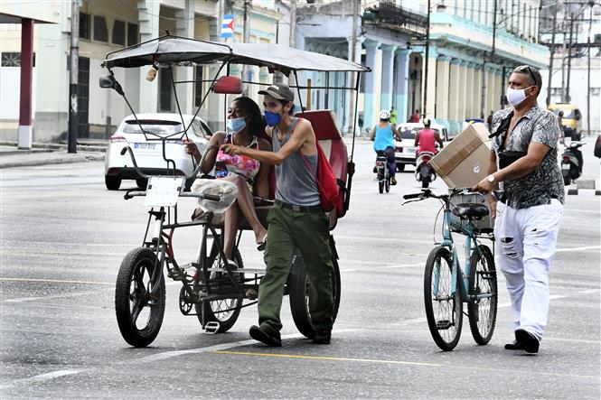 Người dân đeo khẩu trang phòng dịch COVID-19 tại La Habana, Cuba, ngày 22/6/2021. Ảnh: THX/ TTXVN