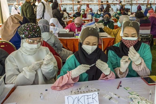 Nhân viên y tế tại một điểm tiêm vaccine ngừa COVID-19 ở Surabaya, Đông Java, ngày 6/7/2021. Ảnh: AFP/TTXVN