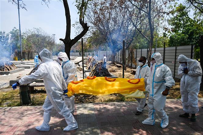 Hỏa táng bệnh nhân tử vong do COVID-19 tại New Delhi, Ấn Độ. Ảnh: AFP/TTXVN