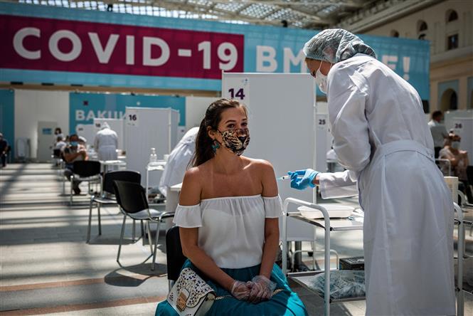 hân viên y tế tiêm vaccine ngừa COVID-19 cho người dân tại Moscow, Nga ngày 7/7/2021. Ảnh: AFP/TTXVN