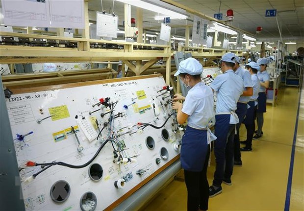 orkers produce electronic components at a factory in Vinh Phuc province (Photo: VNA)