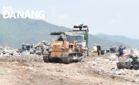Các hộc rác tại bãi rác Khánh Sơn đã chôn lấp gần đạt cao trình 52m và dự kiến triển khai chôn lấp rác theo quy trình mới. Ảnh: HOÀNG HIỆP