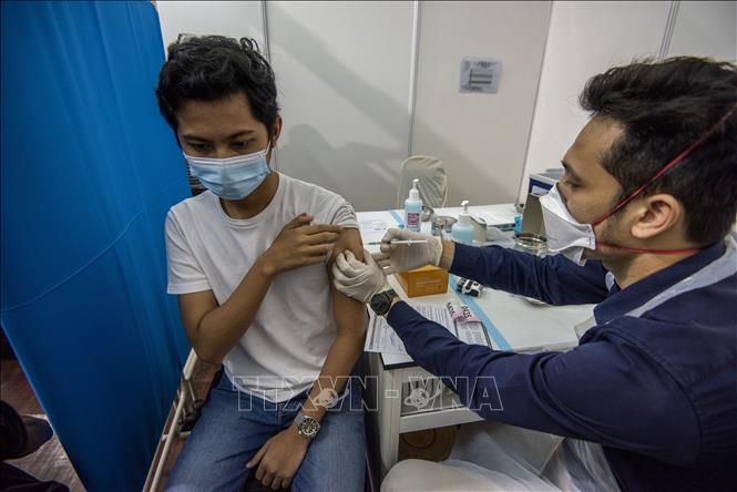 Nhân viên y tế tiêm vaccine Covid-19 cho người dân tại Kuala Lumpur, Malaysia, ngày 21-6-2021. Ảnh: THX-TTXVN