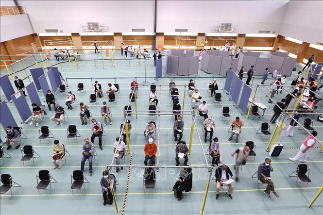 Người dân xếp hàng chờ tiêm vaccine phòng Covid-19 tại Toyoake, tỉnh Aichi, Nhật Bản ngày 24-5-2021. Ảnh: AFP-TTXVN