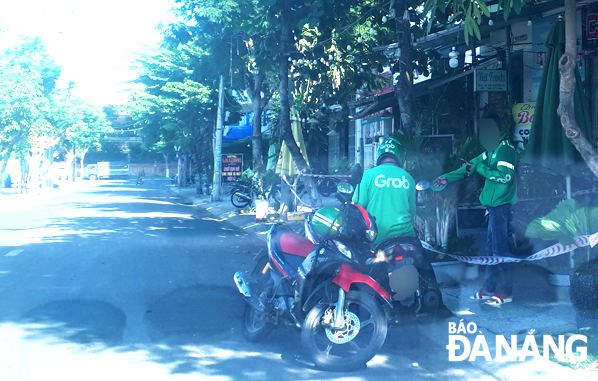 Many people who have lost their jobs due to the impact of COVID-19 are forced to become GrabBike drivers to make ends meet. Photo: T.V