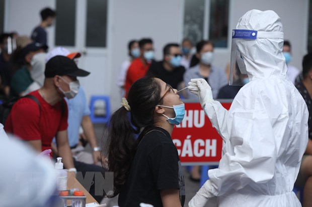 Nhân viên y tế quận Hai Bà Trưng lấy mẫu xét nghiệm Covid-19 cho các trường hợp trở về từ Thành phố Hồ Chí Minh. (Ảnh: Minh Quyết/TTXVN)