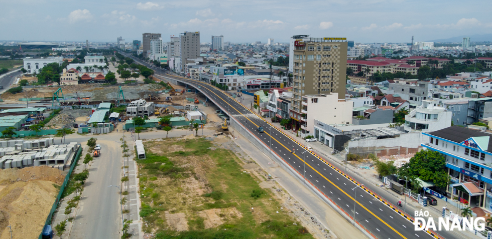 The operation of overpass aims to ensure traffic movement in tandem with serving the construction of the tunnel and the roundabout as part of the whole traffic infrastructure project at western end of the Tran Thi Ly Bridge.