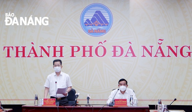 Da Nang Party Committee Secretary Nguyen Van Quang (left) calls for continued efforts to break the chains of transmission and quickly find the source of new infections . Photo: PHAN CHUNG