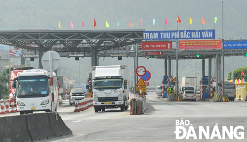 Passenger and freight transport vehicles began to enjoy reduced road use charges from July 1. Photo: THANH LAN