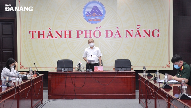Phó Chủ tịch UBND thành phố Lê Quang Nam phát biểu chỉ đạo tại cuộc hộp chiều 13-7. Ảnh: LÊ HÙNG