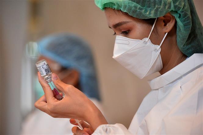 Nhân viên y tế chuẩn bị tiêm vaccine phòng Covid-19 cho người dân tại Bangkok, Thái Lan, ngày 9-7-2021. Ảnh: THX/ TTXVN
