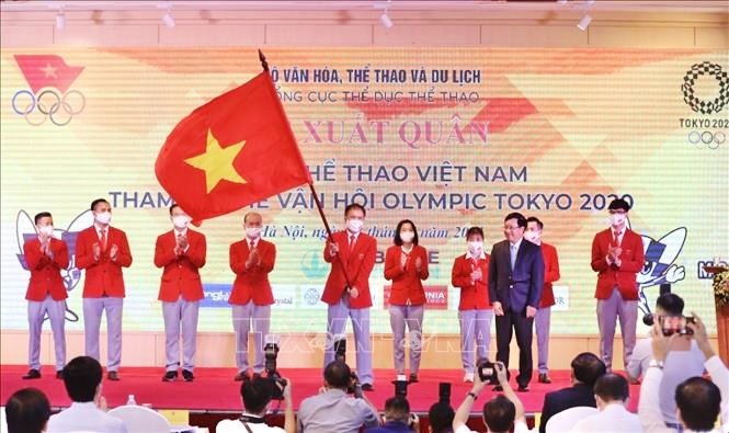 Phó Thủ tướng Phạm Bình Minh trao cờ Tổ quốc cho Đoàn Thể thao Việt Nam tham dự Olympic Tokyo 2020. Ảnh: Minh Quyết/TTXVN.