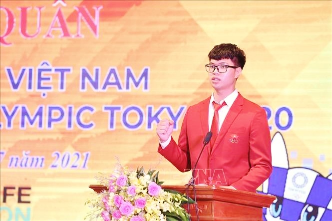 Vận động viên môn bắn cung Nguyễn Hoàng Phi Vũ, đại diện vận động viên tham dự Olympic Tokyo 2020 hứa sẽ nỗ lực mang vinh quang về cho Tổ quốc. Ảnh: Minh Quyết/TTXVN.