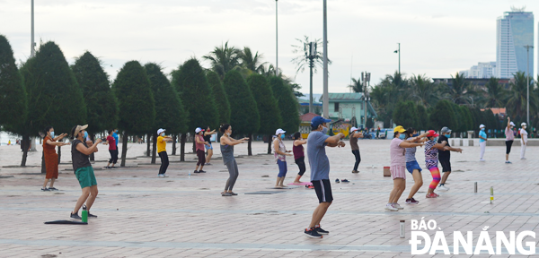 Người dân giữ khoảng cách an toàn khi tập thể dục tại Công viên Biển Đông. Ảnh: X.S
