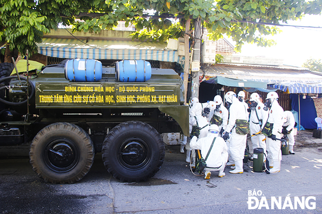 Large specialised vehicles are in charge of spraying disinfectant on the surface of Nguyen Phuoc Nguyen and Ly Trien streets in An Khe Ward. Photo: Xuan Dung