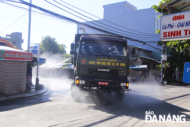 Large specialised vehicles are in charge of spraying disinfectant on the surface of Nguyen Phuoc Nguyen and Ly Trien streets in An Khe Ward. Photo: Xuan Dung