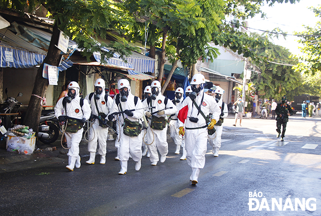  A total of 35 officers and soldiers from the Centre for Chemical, Biological, Radioactive and Nuclear Incident Response join the disinfectant spraying