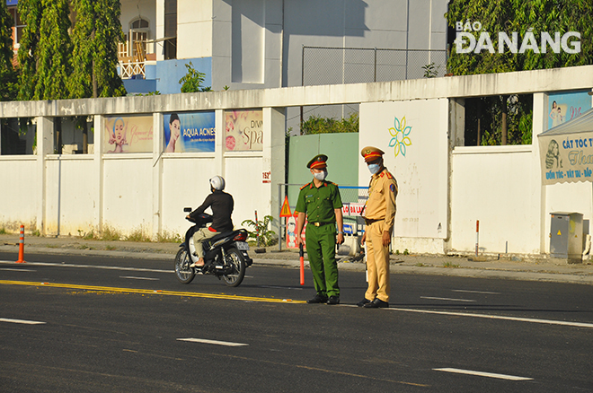  Functional forces are seen regulate traffic on the overpass July 14, 2021. Photo: THANH LAN