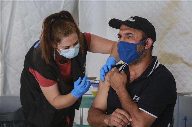 Tiêm vaccine ngừa COVID-19 cho người dân tại Lesbos, Hy Lạp. Ảnh: AFP/TTXVN