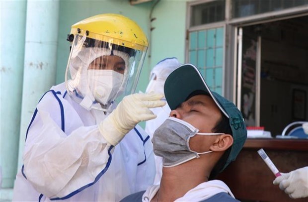 Collecting COVID-19 swab sample from a man in Tuy Hoa, Phu Yen province (Photo: VNA)