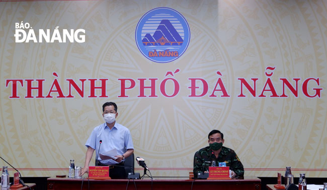 Municipal Party Committee Secretary Nguyen Van Quang (left) called for all necessary measures to control the spread of the virus on Wednesday afternoon. Photo: PHAN CHUNG