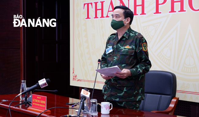 Chủ tịch UBND thành phố Lê Trung Chinh chủ trì cuộc họp phòng, chống Covid-19 chiều 15-7. Ảnh: PHAN CHUNG