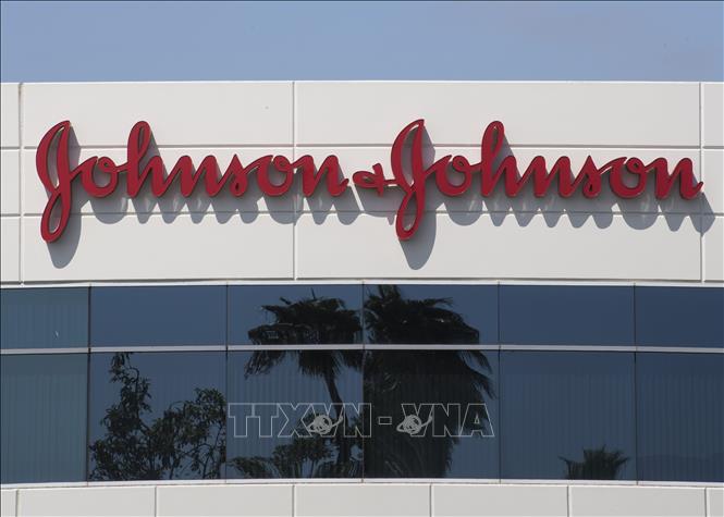 Biểu tượng hãng dược phẩm Johnson & Johnson tại Irvine, California, Mỹ. Ảnh: AFP/TTXVN