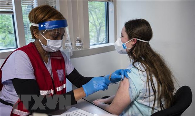 Người dân được tiêm vaccine ngừa COVID-19 tại Fairfax, bang Virginia, Mỹ ngày 13/5/2021. (Ảnh: AFP/TTXVN)