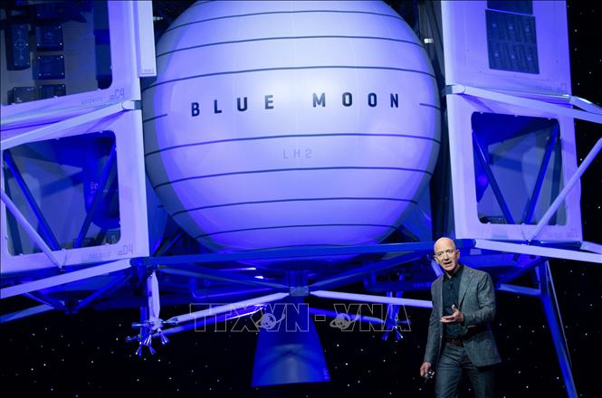 Tỷ phú Jeff Bezos giới thiệu tàu đổ bộ mặt trăng Blue Moon tại một sự kiện của Blue Origin ở Washington, DC, Mỹ, ngày 9/5/2019. Ảnh: AFP/TTXVN