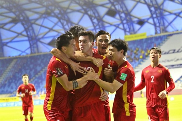 Members of the national team celebrate after scoring in the match against Malaysia in the second round of World Cup qualifiers in the UAE (Photo: vov.vn)