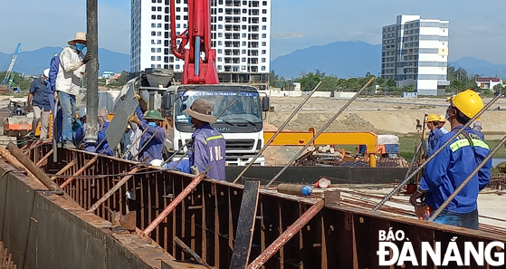 The construction of abridge spanning the Co Co River and its approach roads in Hoa Hai ward, Ngu Hanh Son District is progressing well. Photo: TRIEU TUNG