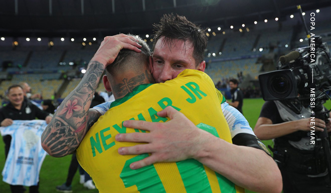 Neymar khóc, ôm chặt Messi sau chung kết Copa America. Ảnh: min.news	