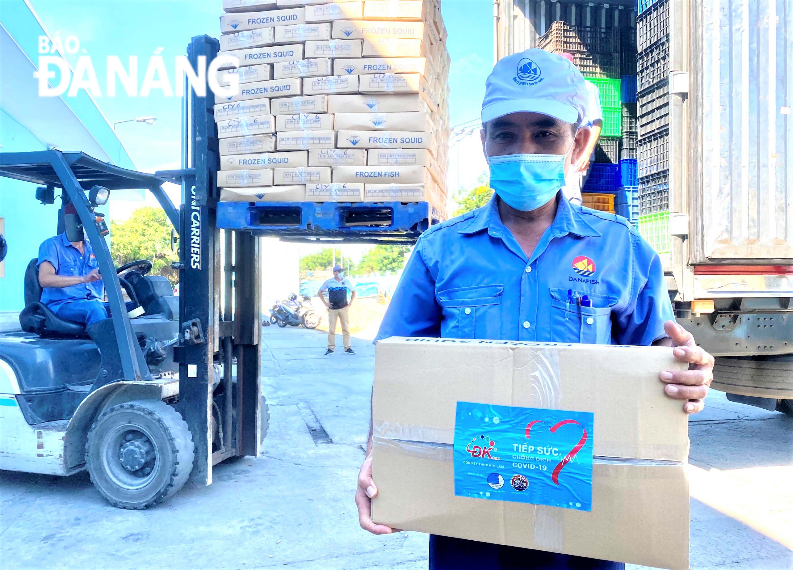 Trên mỗi thùng cá là lời nhắn nhủ từ thành phố Đà Nẵng đến nhân dân miền Nam, mong Thành phố Hồ Chí Minh sớm vượt qua dịch bệnh. Ảnh: LAM PHƯƠNG