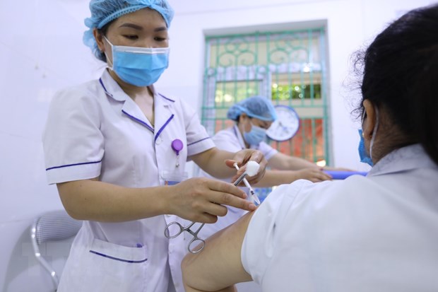 Nhân viên y tế tiêm phòng vaccine phòng COVID-19. (Ảnh: TTXVN/Vietnam+)