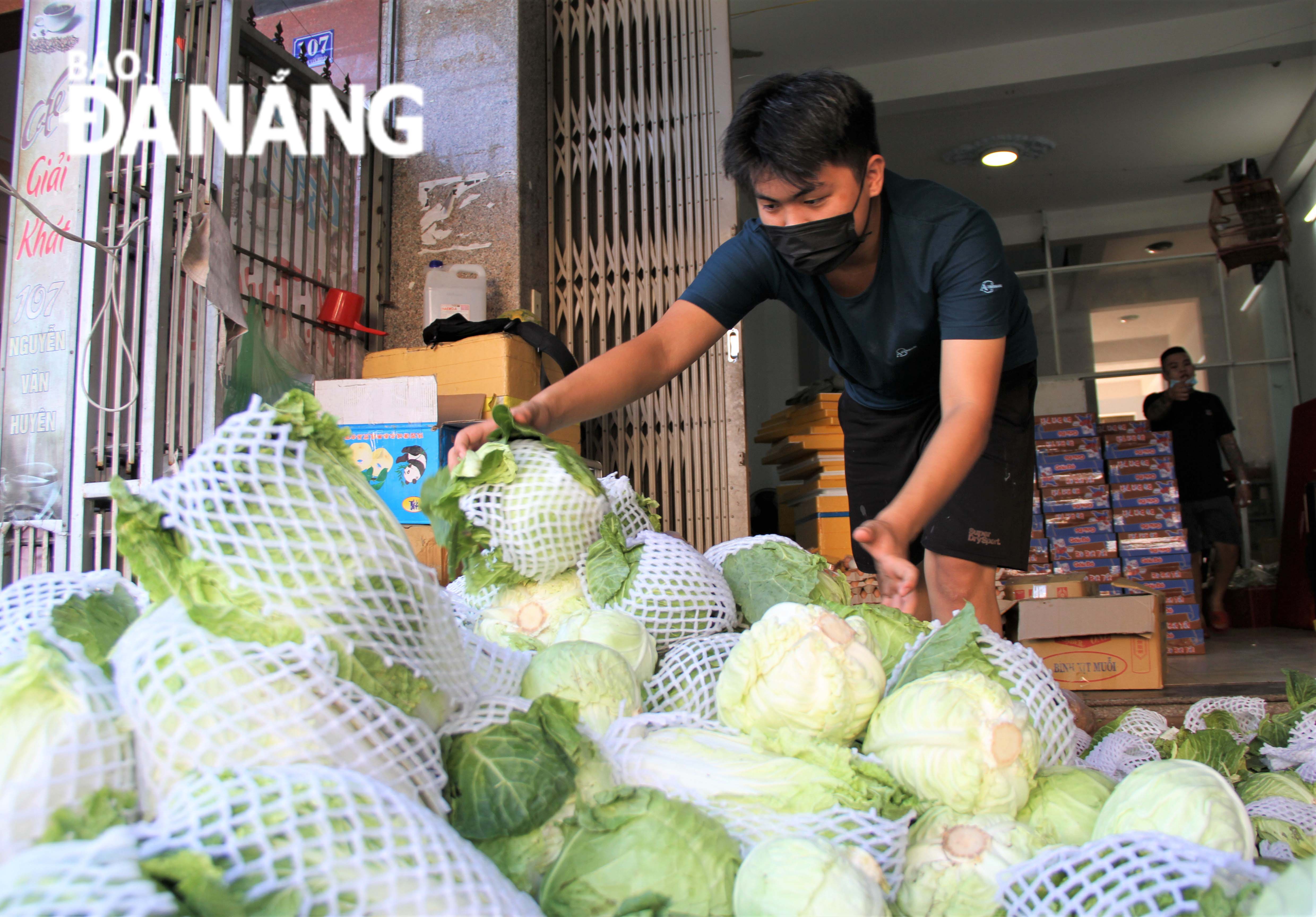 Every day, a large number of fruit, vegetables, instant noodles and canned food donated by the general public for Ho Chi Minh City are mobilised at a collection point set at 109 Nguyen Van Huyen in Cam Le District.