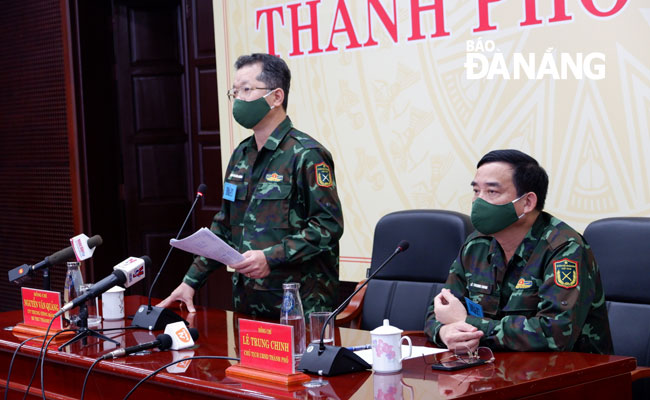 Da Nang Party Committee Secretary Nguyen Van Quang (left) delivers his address in an urgent meeting on Friday morning to discuss measures to battle a surge in cases. Photo: PHAN CHUNG