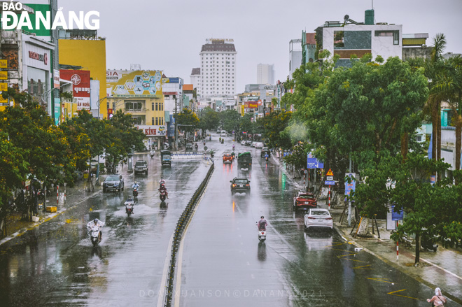 Đôi khi những cơn mưa nhắc nhớ về ký ức tuổi thơ. TRONG ẢNH: Đường phố Đà Nẵng trong ngày mưa.  Ảnh: XUÂN SƠN