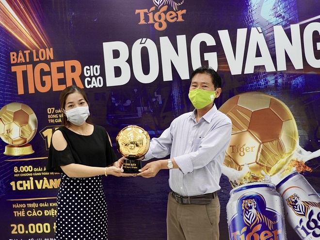 Trước đó vài ngày, quả bóng vàng Tiger đầu tiên cũng đã được trao cho chị P.T.T.T - một khách hàng may mắn ngụ tại Đồng Nai.